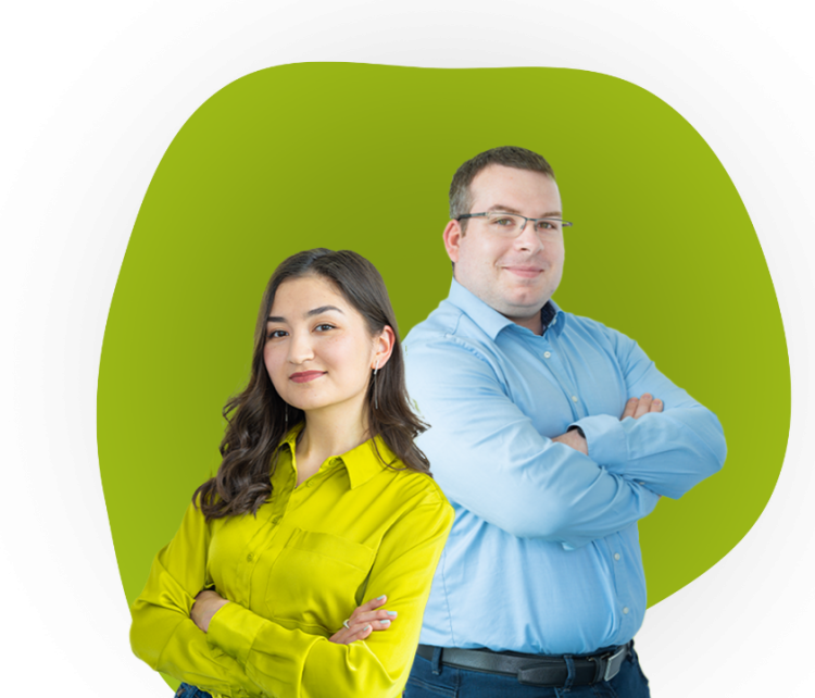 Bildcomposing: Zwei Männer stehen zusammen, der eine trägt ein hellblaues Hemd, der andere ein dunkelblaues Hemd.