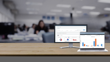 SAP Fiori Bildschirm und Laptop im Büroumgebung