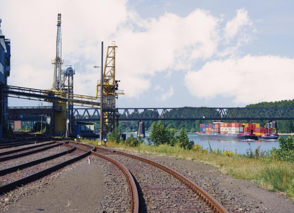 Fluß und Bahngleise in Worms