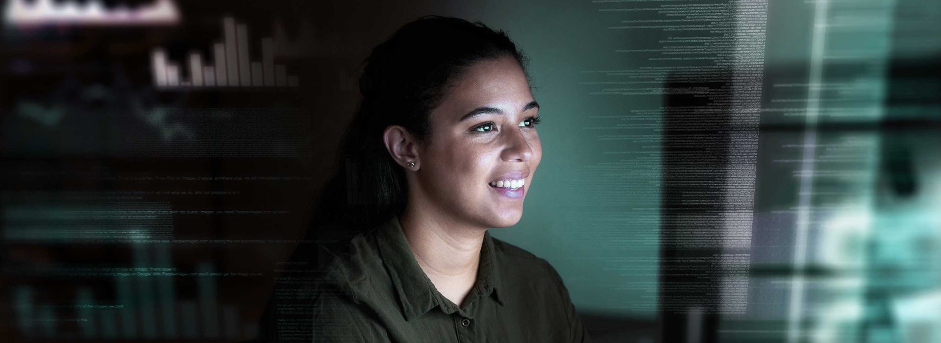 Eine Frau schaut auf einen Bildschirm mit Daten Overlay