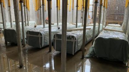 Es sind einige große Paket in einer Lagerhalle zu sehen.