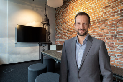 Eine männliche Person im Büro ist zu sehen.