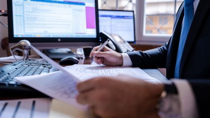 Ein Mann im Anzug arbeitet an einem Schreibtisch