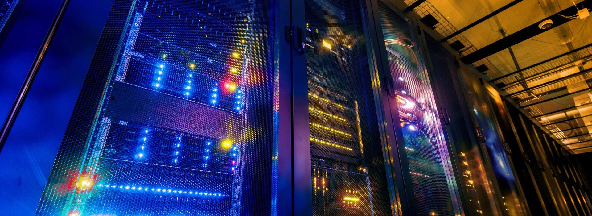 Beleuchtete Serverracks in einem Rechenzentrum von AKQUINET