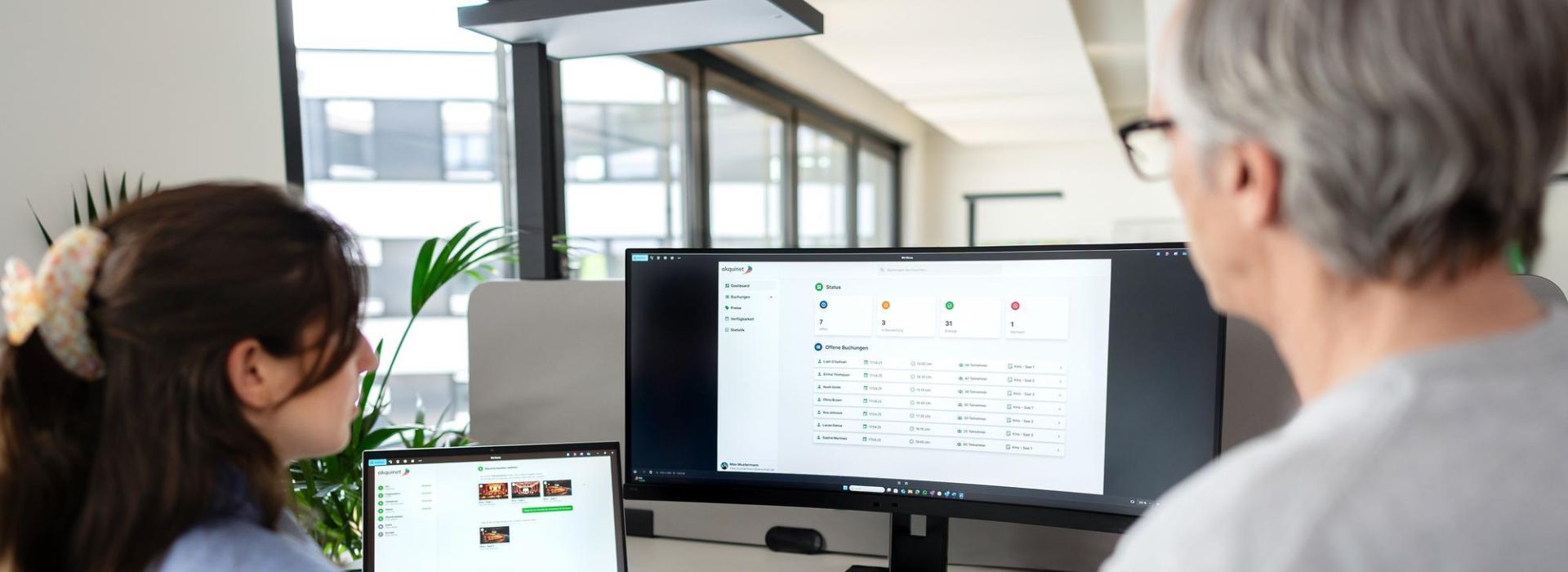 AKQUINET employees exchange ideas in the office.