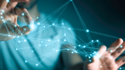 blaues Datennetz wird mit Händen erweitert