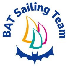 Bunte Segel mit Fledermauspiktogramm und halbrundem Schriftzug