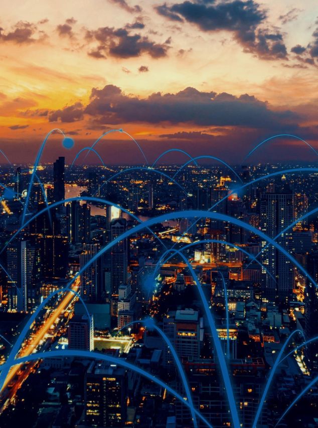Luftaufnahme einer vernetzten Großstadt bei Nacht.