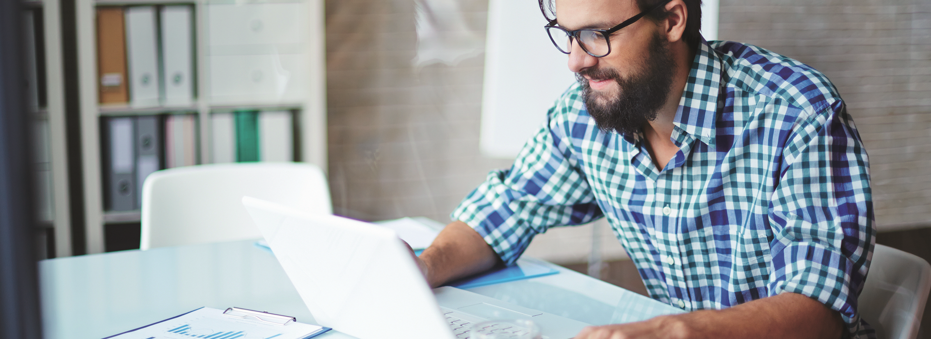 Ein Mann schaut sich auf einen Notebook Informationen an.