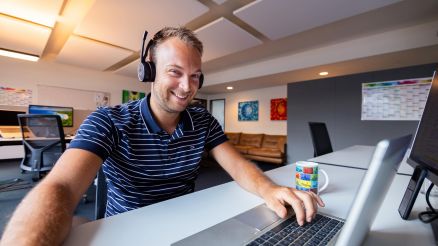 Ein Mitarbeiter von AKQUINET sitzt vor seinem Laptop.