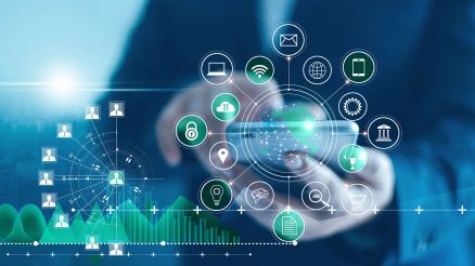 Ein Mann schaut auf ein Handy und dabei werden virtuelle Netzwerke eingeblendet.