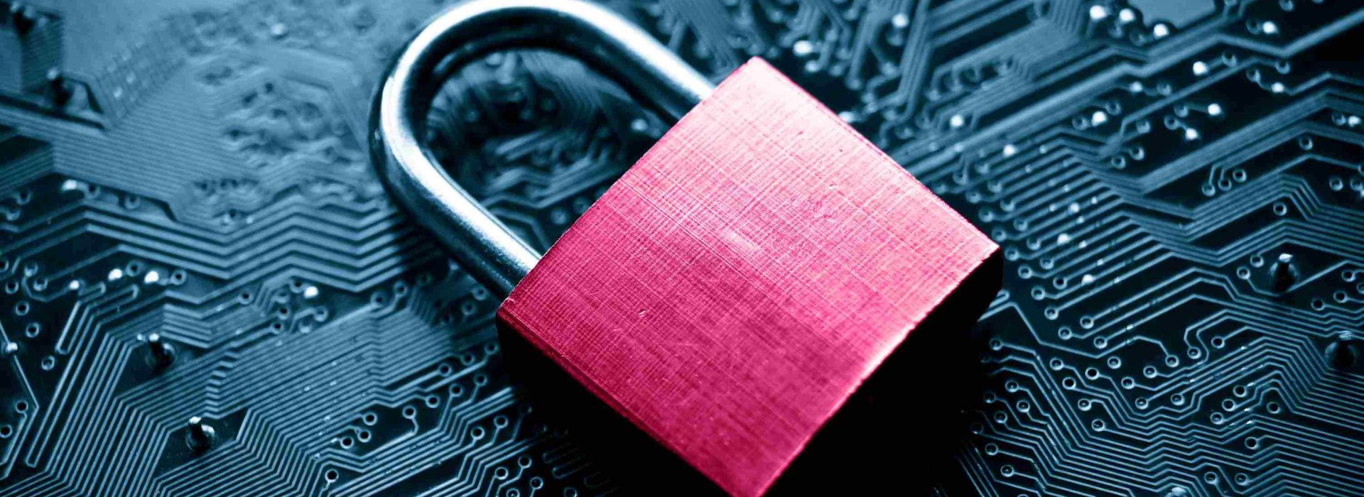 Man sieht ein pinkes Schloss, welches auf einer Platine liegt.