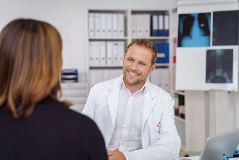 Ein Arzt hat ein Beratungsgespräch mit einer Patientin
