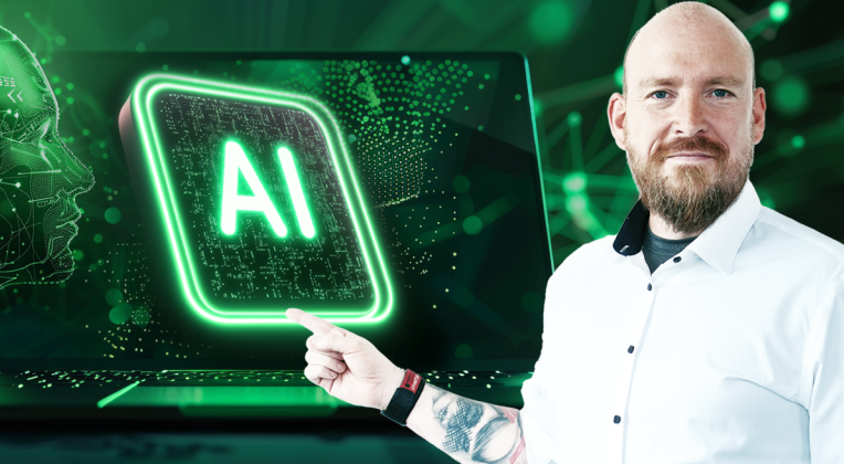 Unser KI Experte Marcus Wuest zeigt auf ein schwebendes „AI“-Symbol – dies symbolisiert die Verbindung von Mensch und Künstlicher Intelligenz sowie den Fortschritt in der Technologie.