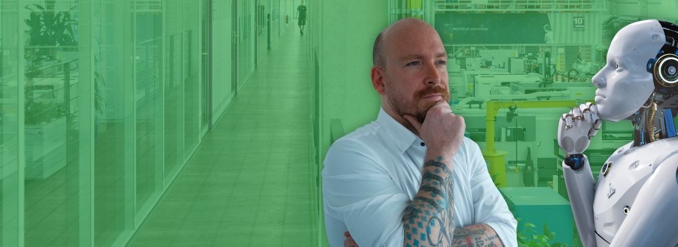 AKQUINET's data whisperer Marcus and a humanoid robot stand thoughtfully opposite each other, symbolising the collaboration between humans and artificial intelligence in business processes.