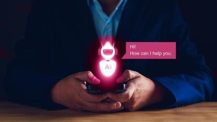 Ein futuristisches Bild von einem Computer in der Hand.