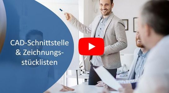 Ein Mann präsentiert seine Ergebnisse auf einem Whiteboard vor einem Team.