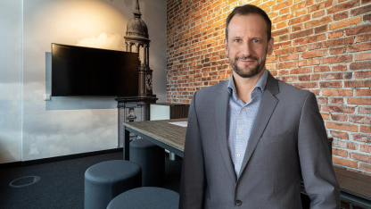 Eine männliche Person im Büro ist zu sehen.