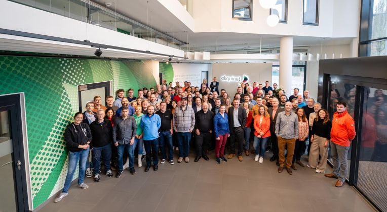 Herzlich willkommen im Team von AKQUINET - Wir freuen uns auf neue Talente. Das Team der AKQUINET im Foyer.