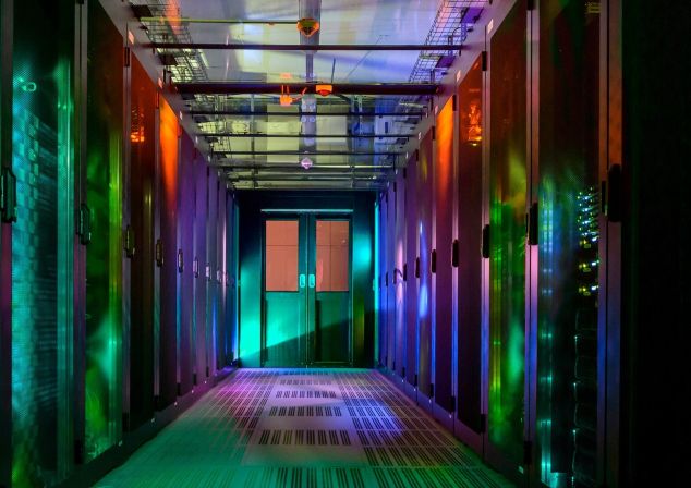 AKQUINET data centers - Sustainable, fail-safe and certified. The AKQUINET data center in Hamburg-Alsterdorf from the inside.