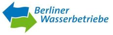 Schriftzug Berliner Wasserbetriebe  mit zwei blauen und grünen Pfeilen als Symbol.